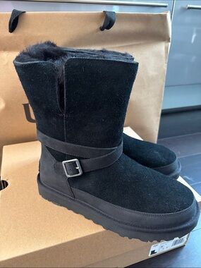 UGG CLASSIC SHORT BELLINA BELTED BOOTS IN BLACK SZ 7 NEW IN BOX